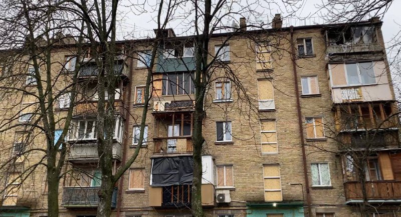 Забиті вікна та понівечені автівки: як виглядає подвір'я Києва, куди 31 грудня впала ракета 7