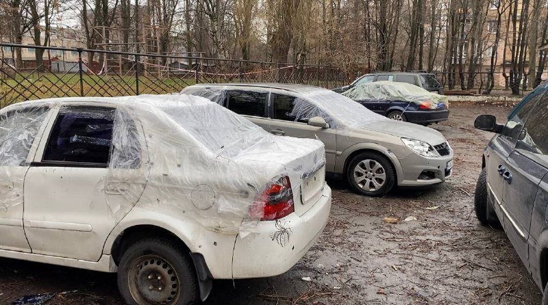 Забиті вікна та понівечені автівки: як виглядає подвір'я Києва, куди 31 грудня впала ракета 8