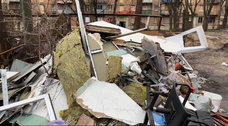 Забиті вікна та понівечені автівки: як виглядає подвір'я Києва, куди 31 грудня впала ракета 9