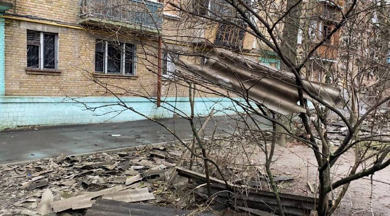 Забиті вікна та понівечені автівки: як виглядає подвір'я Києва, куди 31 грудня впала ракета 10