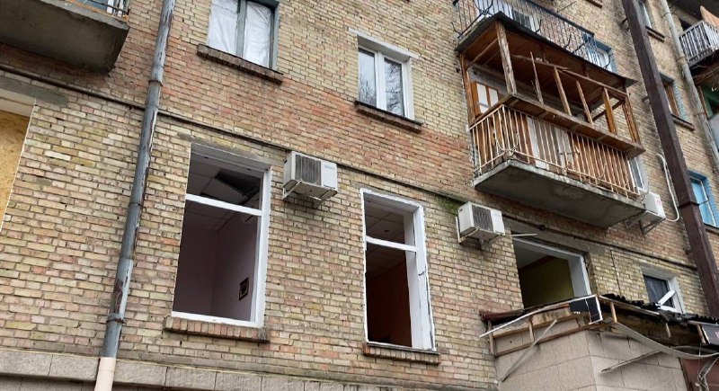 Забиті вікна та понівечені автівки: як виглядає подвір'я Києва, куди 31 грудня впала ракета 11