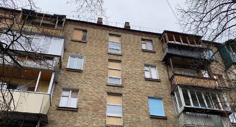 Забиті вікна та понівечені автівки: як виглядає подвір'я Києва, куди 31 грудня впала ракета 12