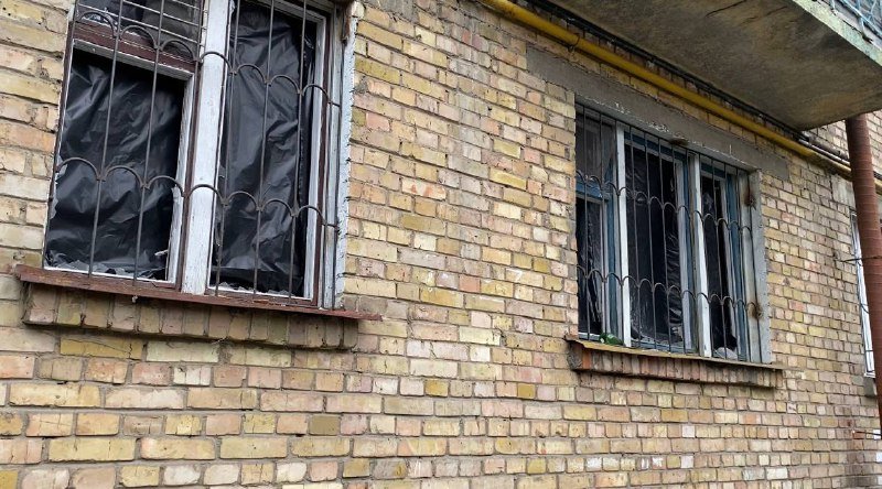 Забиті вікна та понівечені автівки: як виглядає подвір'я Києва, куди 31 грудня впала ракета 13