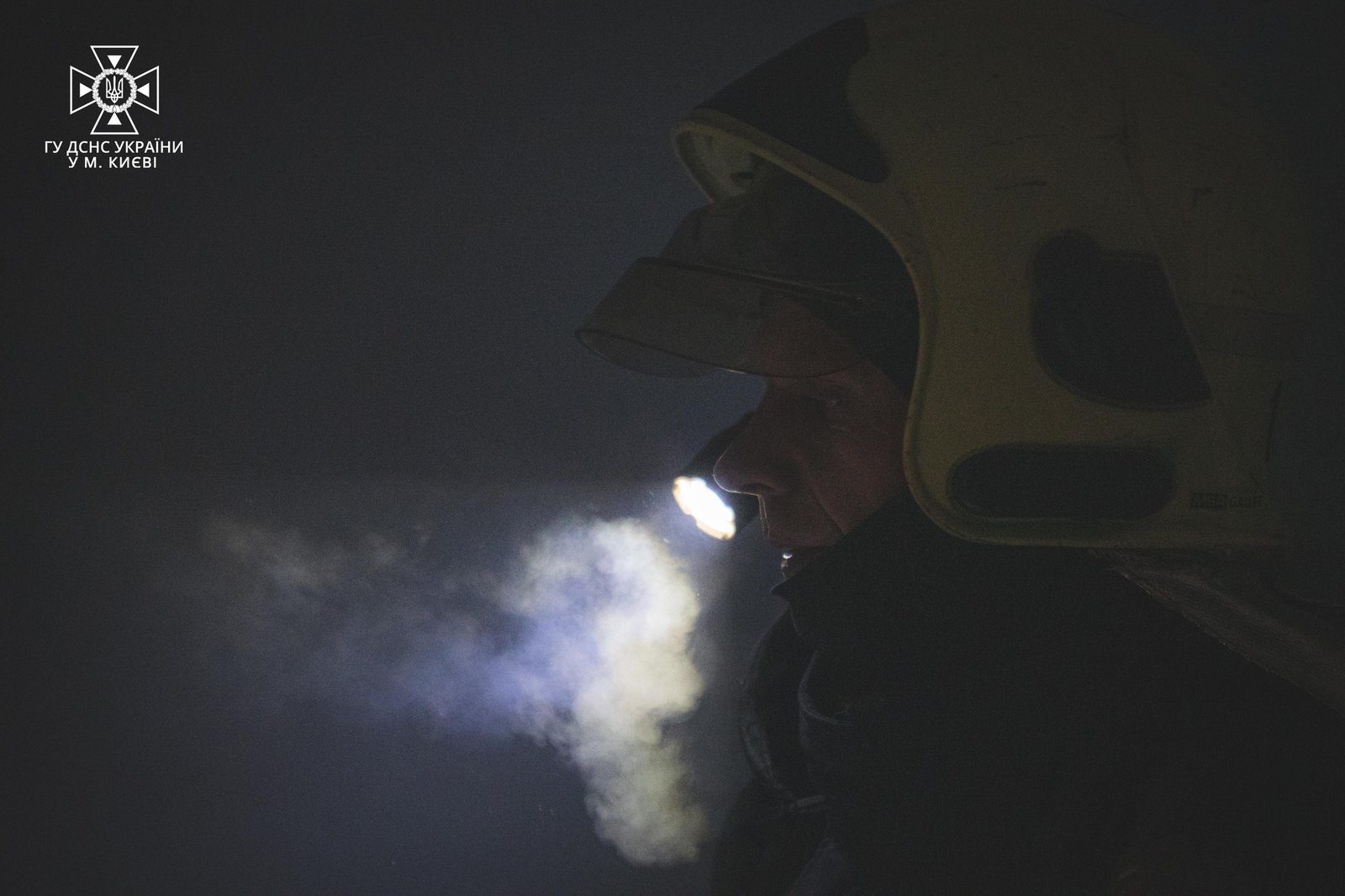 У Києві на Воскресенці у багатоповерхівці згоріла квартира 5