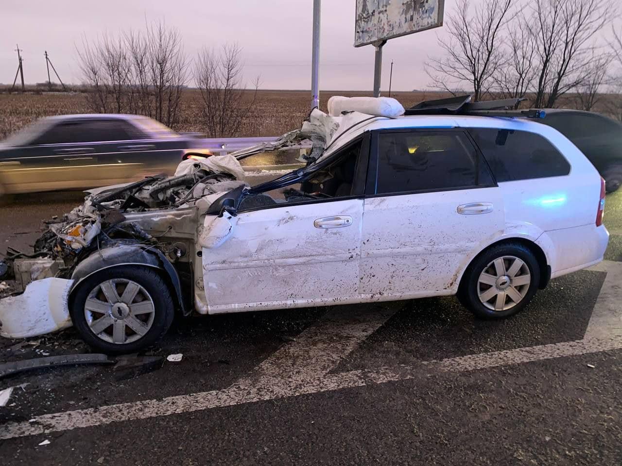 Під Києвом Chevrolet влетів під вантажівку: постраждалих з авто вирізали рятувальники 1