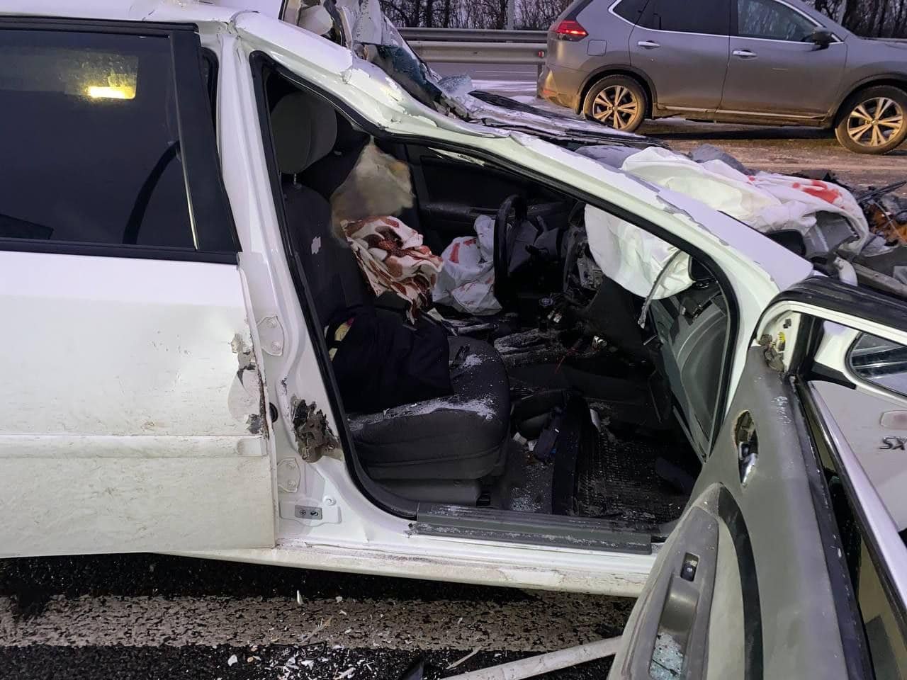 Під Києвом Chevrolet влетів під вантажівку: постраждалих з авто вирізали рятувальники 2