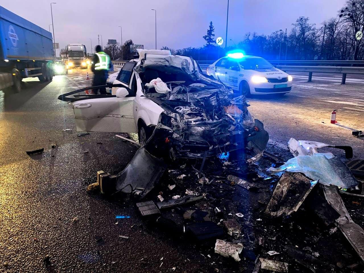 Під Києвом Chevrolet влетів під вантажівку: постраждалих з авто вирізали рятувальники 3