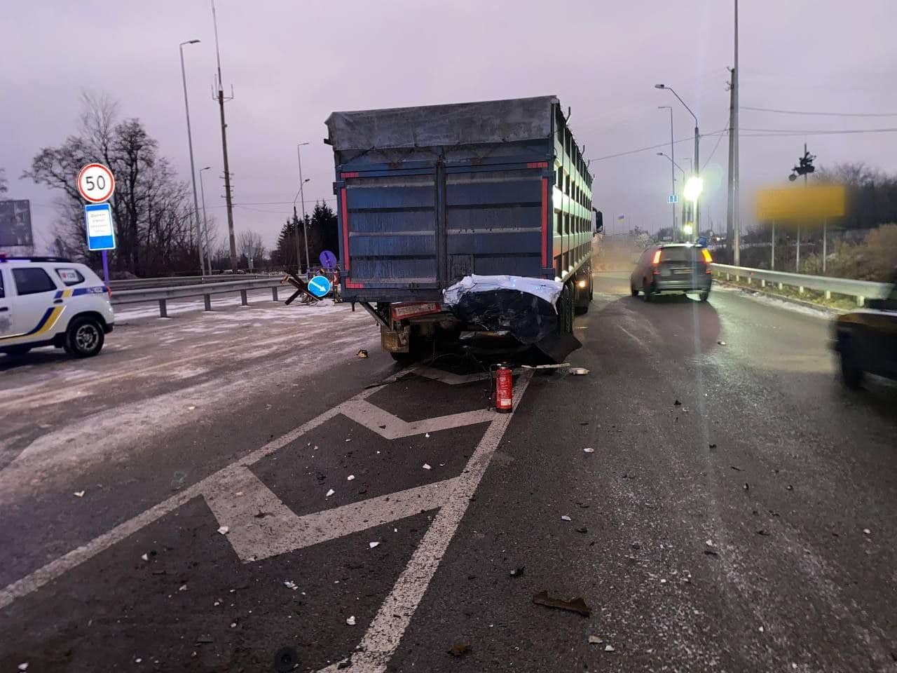 Під Києвом Chevrolet влетів під вантажівку: постраждалих з авто вирізали рятувальники 4
