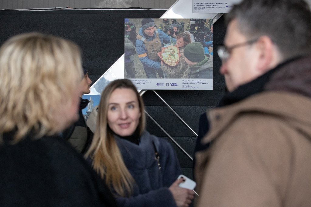 На залізничному вокзалі відкрили виставку «Київ – незламне серце Європи» 1