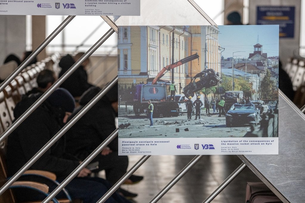 На залізничному вокзалі відкрили виставку «Київ – незламне серце Європи» 3