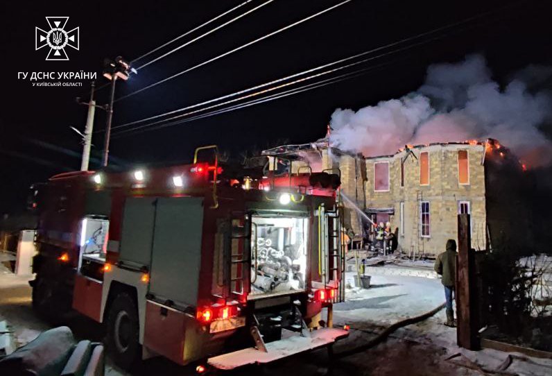 На Київщині з палаючого приватного будинку врятували чоловіка 1