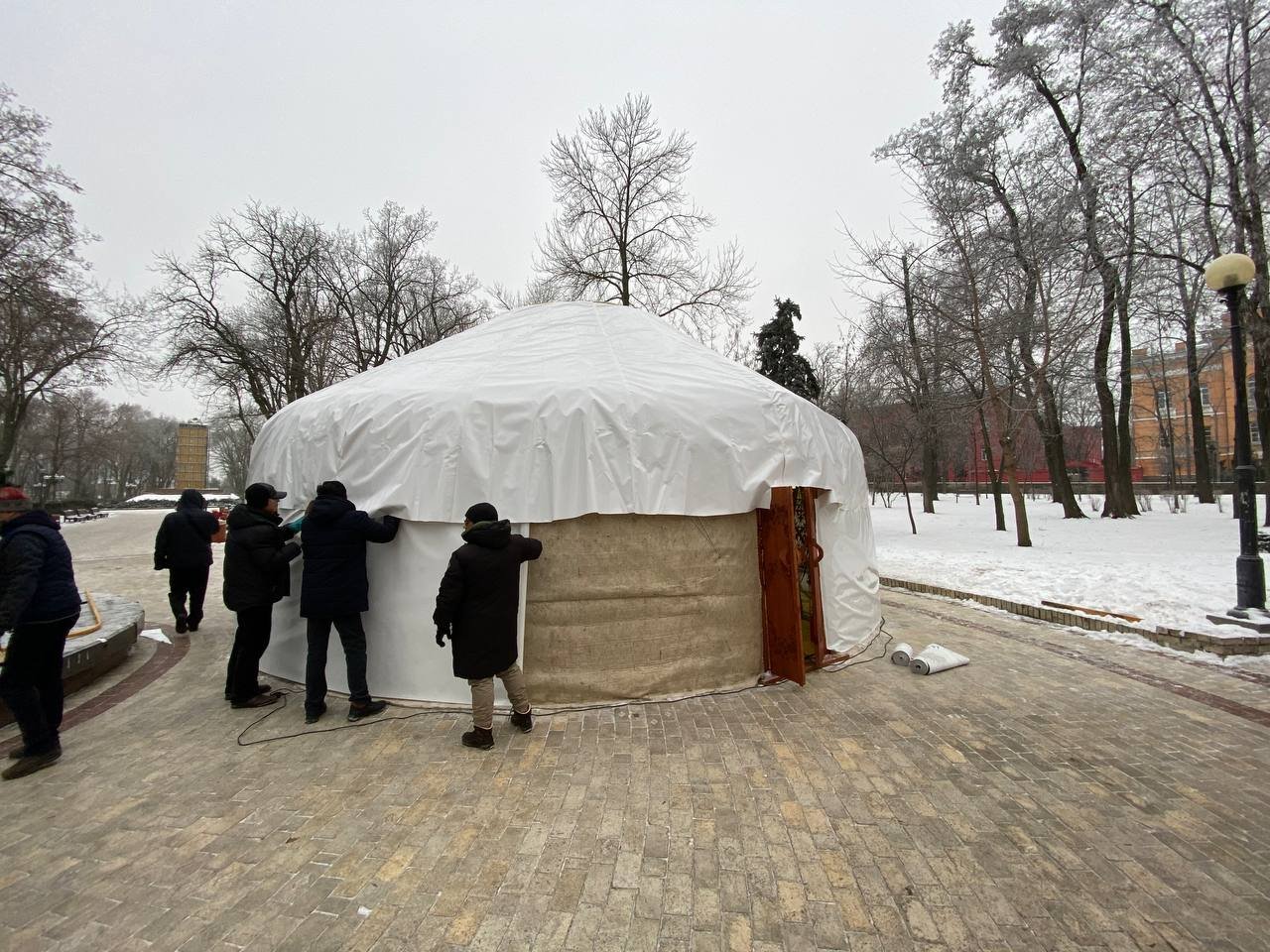 У центрі Києва казахи побудували "Юрту Незламності": волонтери прокоментували заяву МІД рф 3