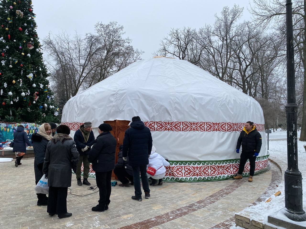 У центрі Києва казахи побудували "Юрту Незламності": волонтери прокоментували заяву МІД рф 4