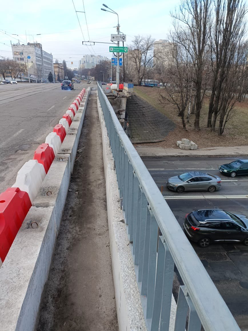 У Києві на Дегтярівському шляхопроводі ввели нову схему руху 2