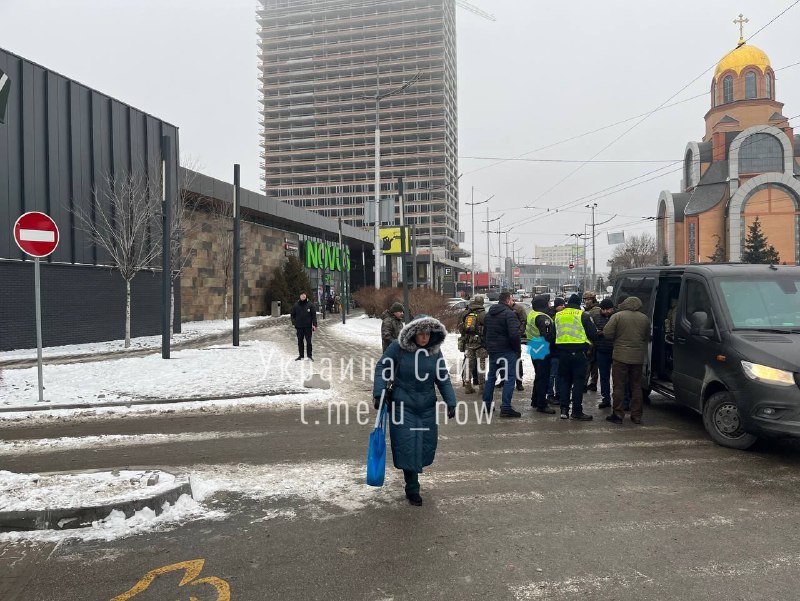 У Києві чоловік з гранатою погрожував підірвати супермаркет 1