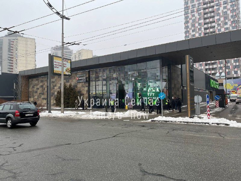 У Києві чоловік з гранатою погрожував підірвати супермаркет 2