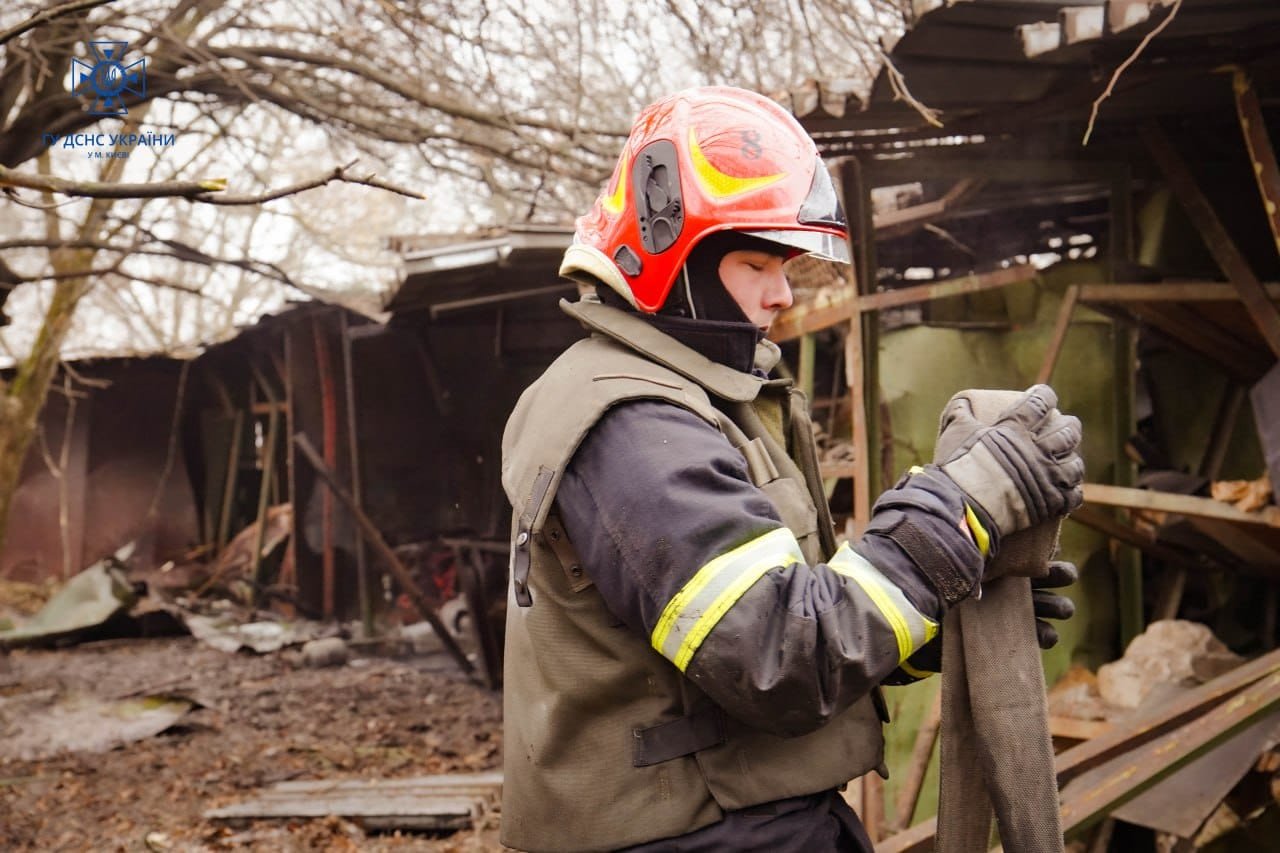 Наслідки ворожої атаки на Київ 14 січня: фото с місця влучання 1