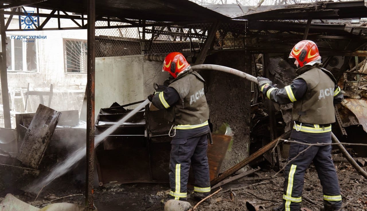 Наслідки ворожої атаки на Київ 14 січня: фото с місця влучання 3