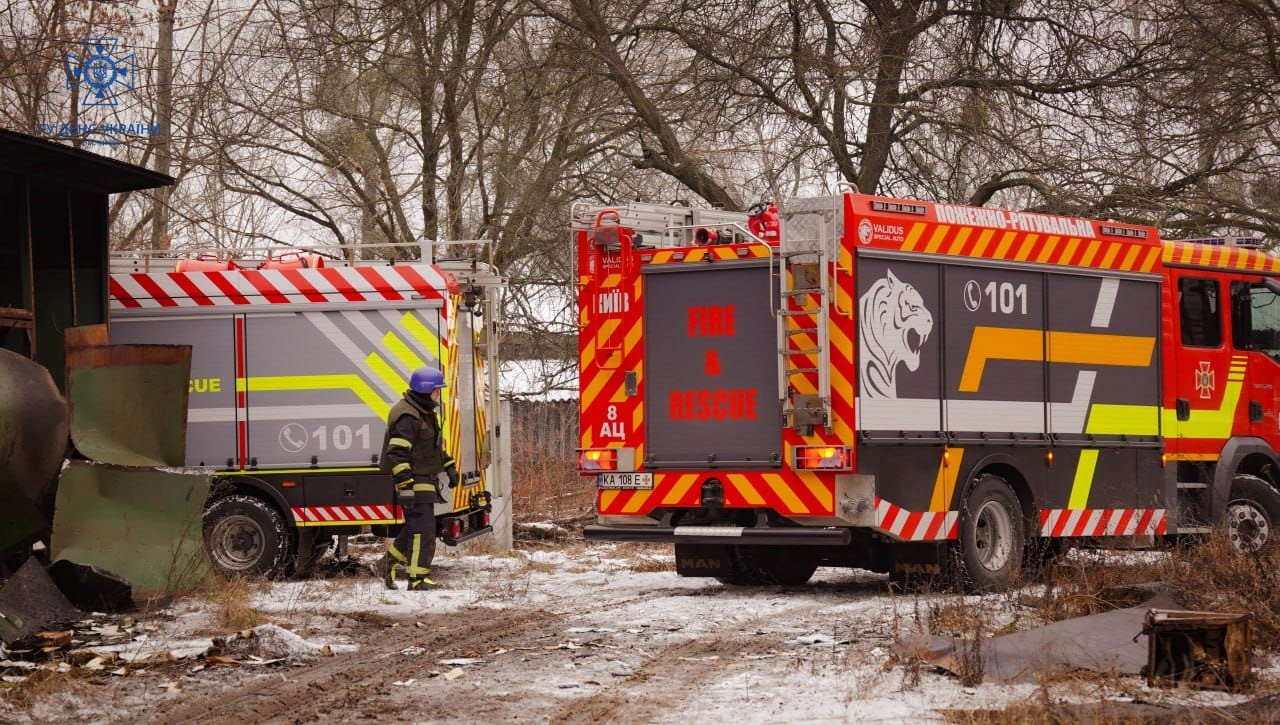 Наслідки ворожої атаки на Київ 14 січня: фото с місця влучання 5