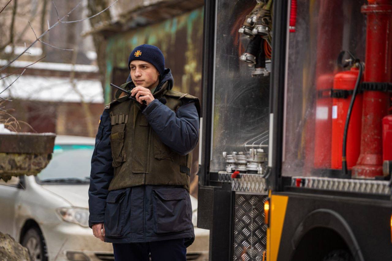 Наслідки ворожої атаки на Київ 14 січня: фото с місця влучання 10