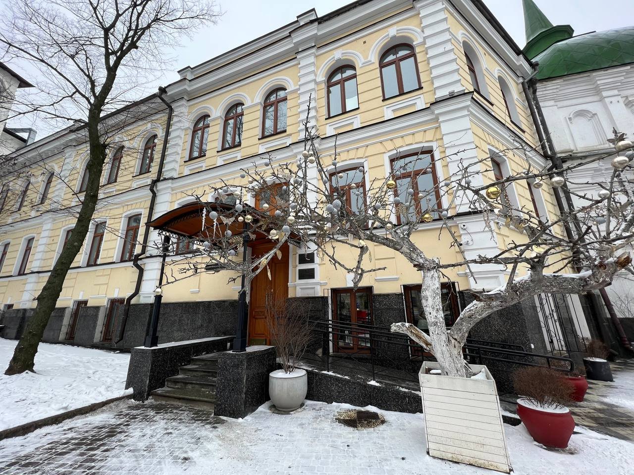 Коворкінг розташований на третьому поверсі у будинку консисторії («Хлібня»), за адресою вулиця Володимирська, 24