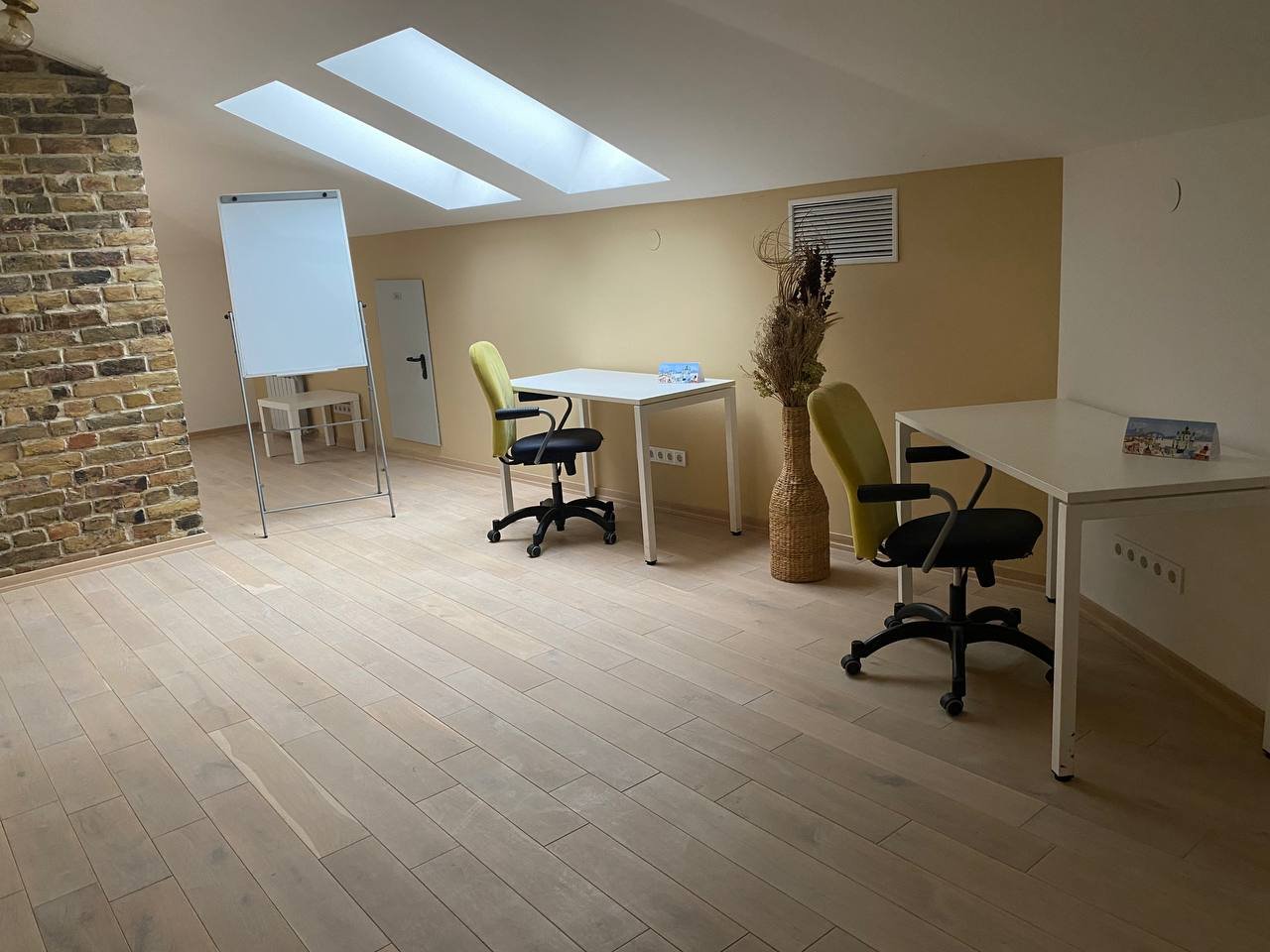 Є зона з кавою та чаєм, а на першому поверсі є ресторан