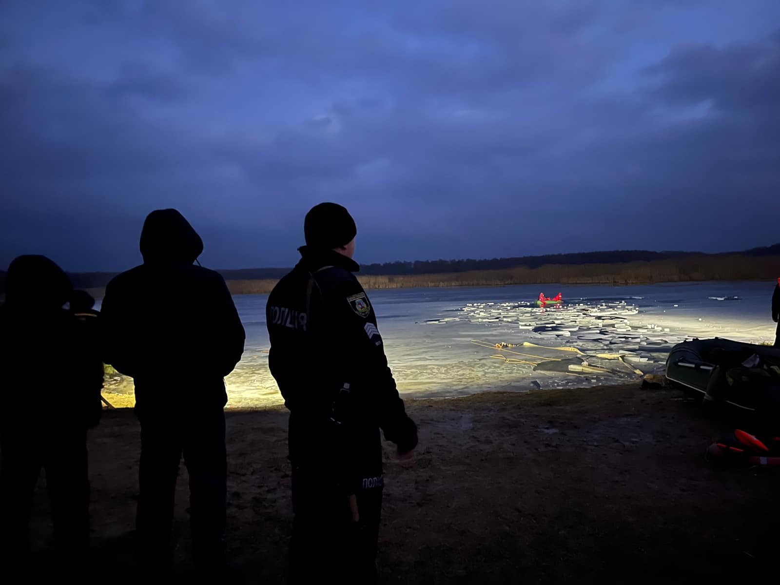 На Київщині четверо дітей провалились під кригу: врятували лише двох 2