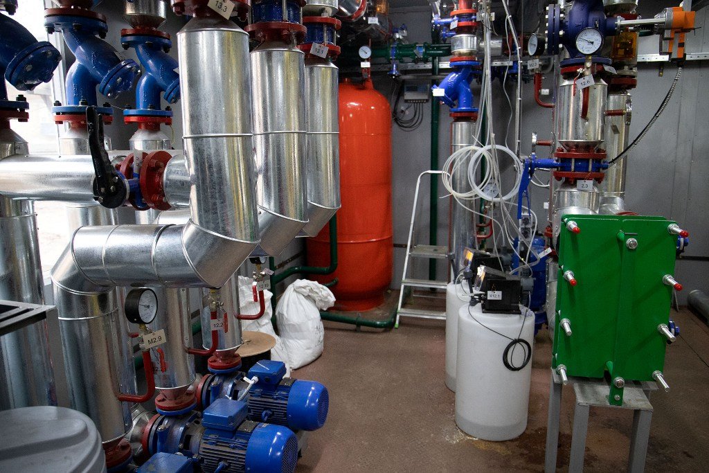 У Києві встановили нову енергоефективну котельню замість старої, що була зруйнована обстрілом 4