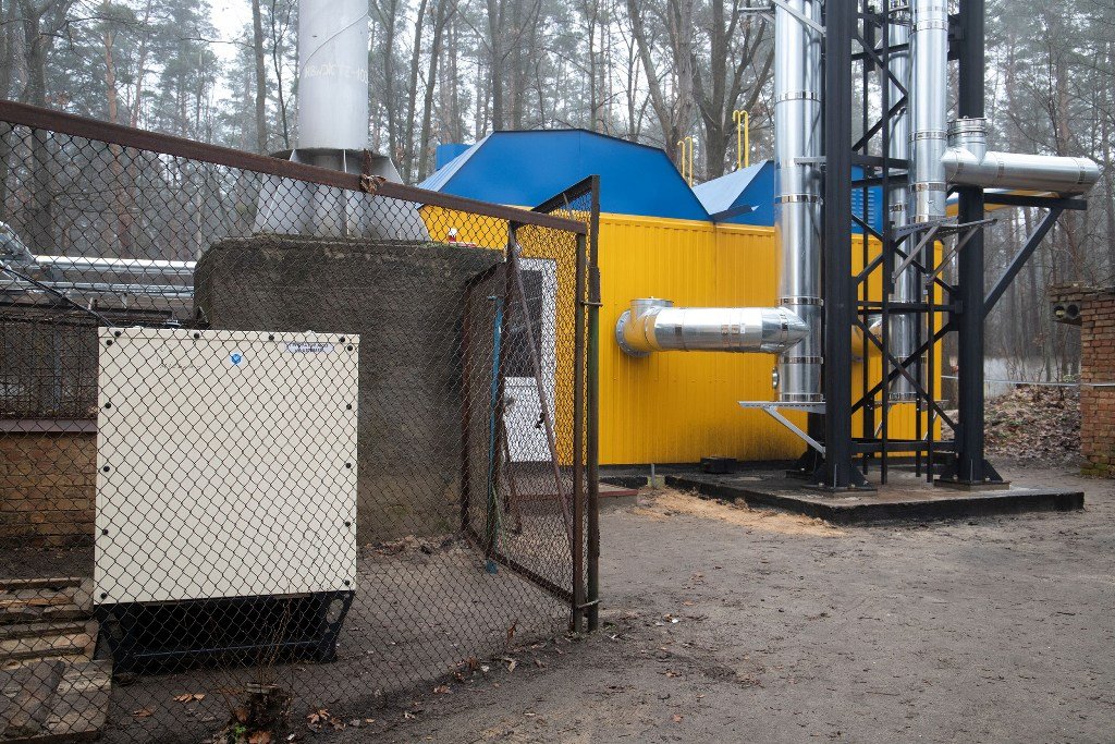 У Києві встановили нову енергоефективну котельню замість старої, що була зруйнована обстрілом 9