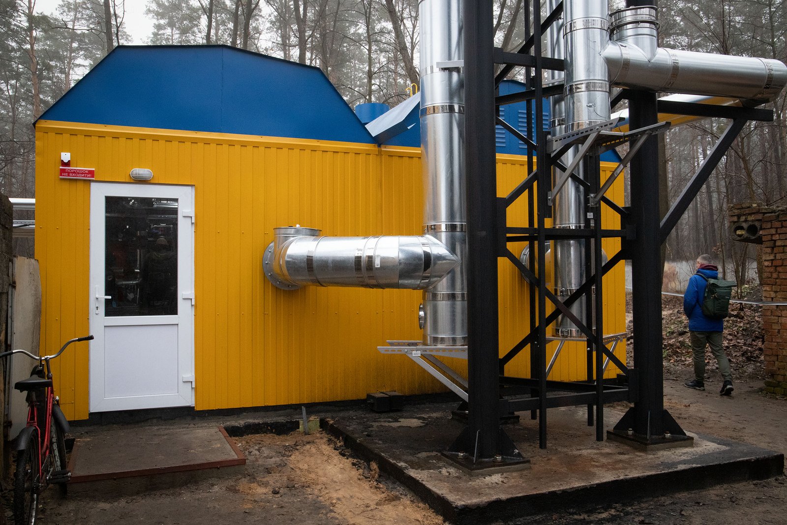 У Києві встановили нову енергоефективну котельню замість старої, що була зруйнована обстрілом 10