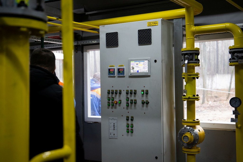 У Києві встановили нову енергоефективну котельню замість старої, що була зруйнована обстрілом 12