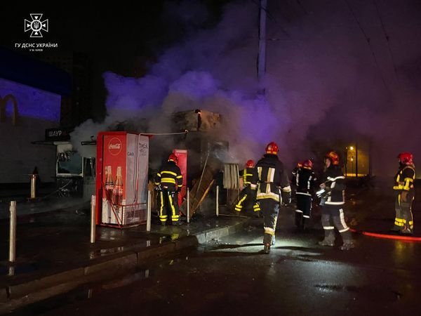 У Шевченківському районі Києва посеред ночі згоріли торгівельні кіоски 2