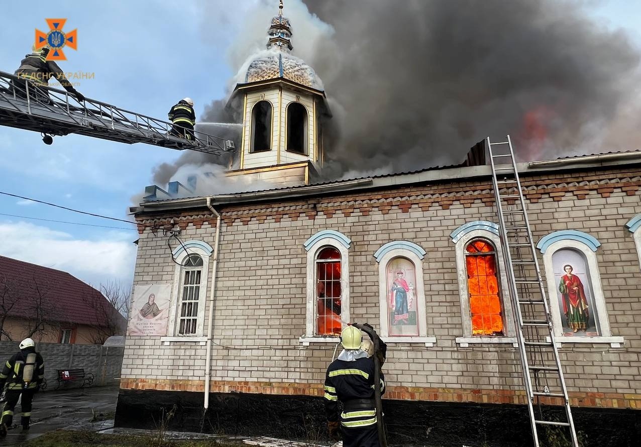 На Київщині спалахнула церква святого Миколая-Чудотворця 7