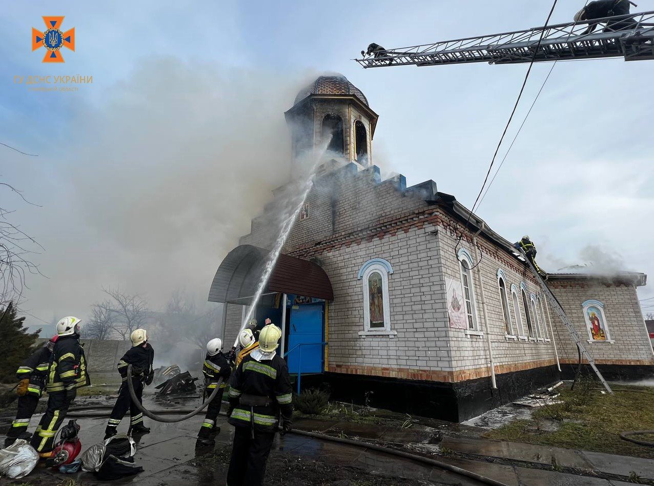 На Київщині спалахнула церква святого Миколая-Чудотворця 8