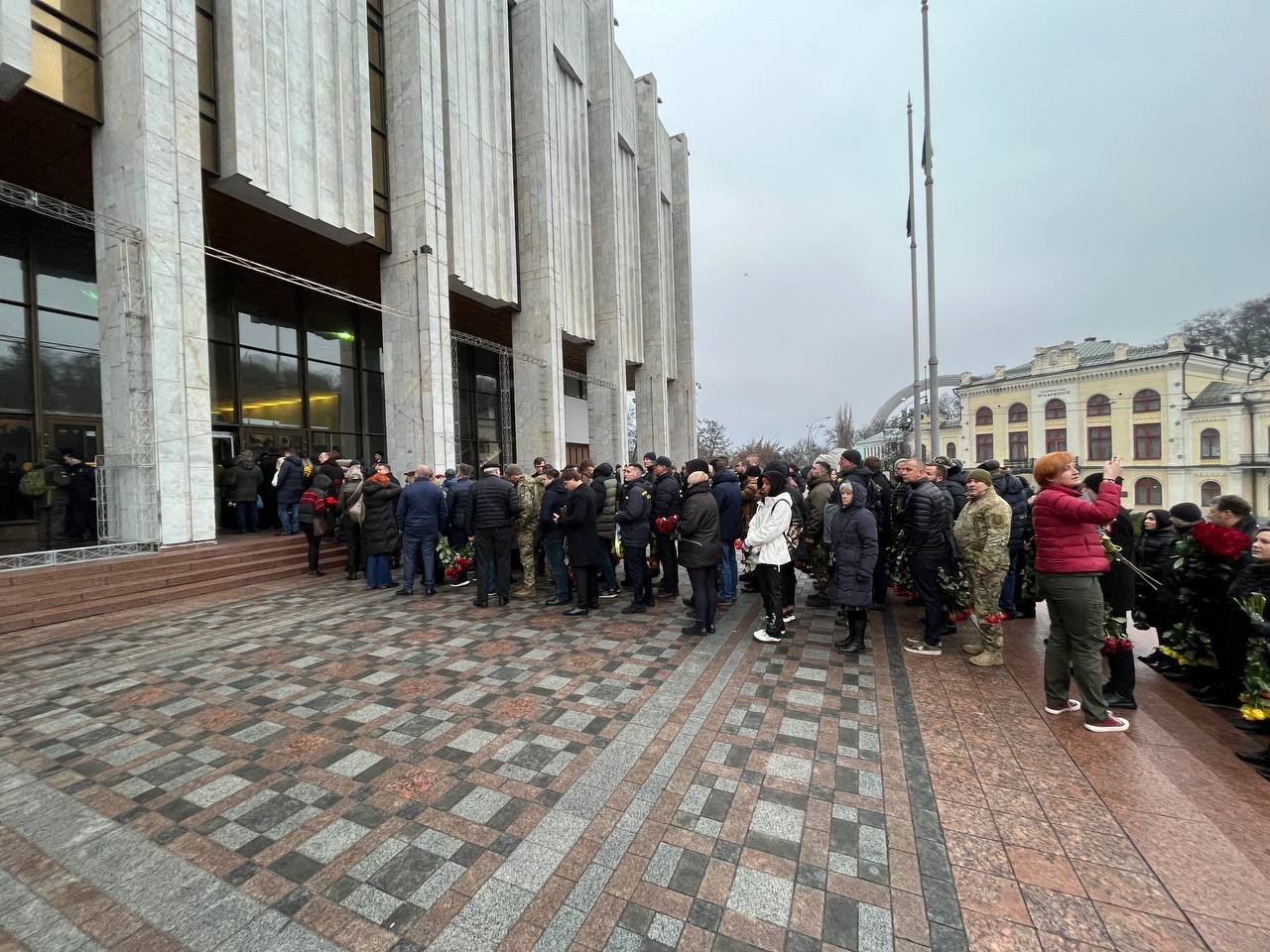У Києві попрощалися з загиблими в авіакатастрофі в Броварах керівниками МВС: на церемонію прибув Зеленський 8