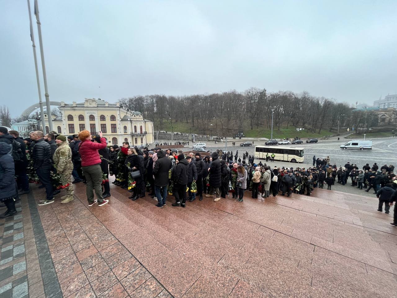 У Києві попрощалися з загиблими в авіакатастрофі в Броварах керівниками МВС: на церемонію прибув Зеленський 9