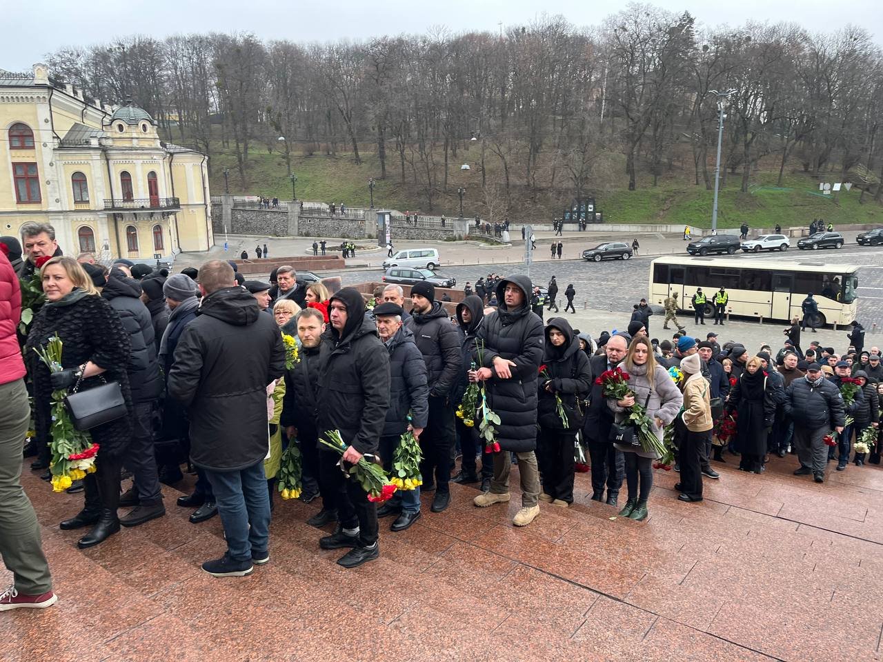У Києві попрощалися з загиблими в авіакатастрофі в Броварах керівниками МВС: на церемонію прибув Зеленський 10