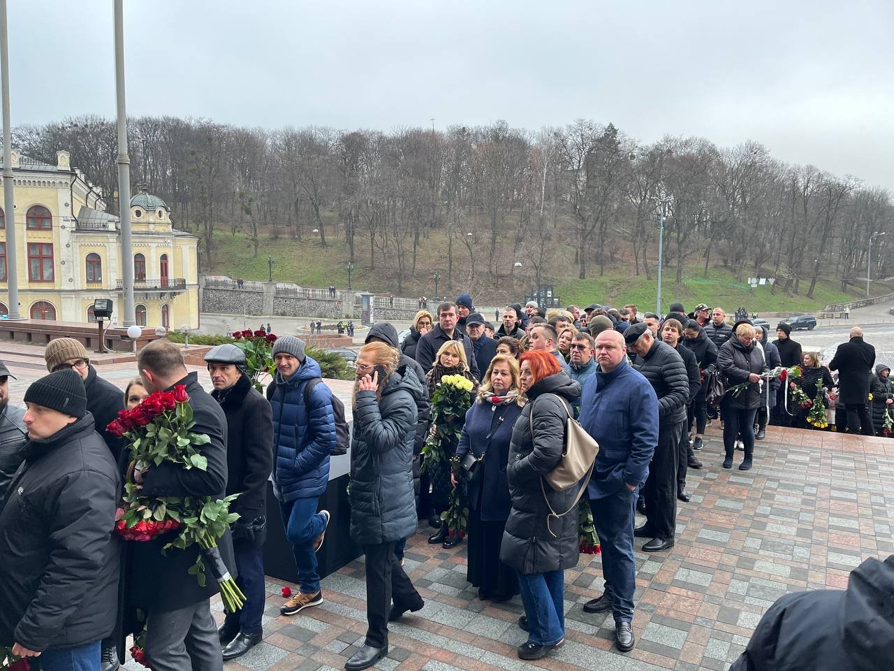 У Києві попрощалися з загиблими в авіакатастрофі в Броварах керівниками МВС: на церемонію прибув Зеленський 11
