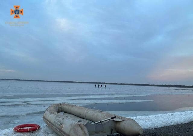 На Київському водосховищі 11 рибалок дрейфували на крижині 1