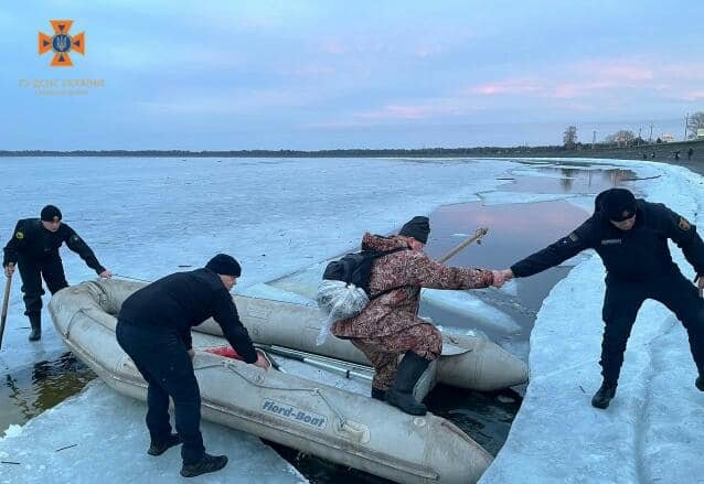 На Київському водосховищі 11 рибалок дрейфували на крижині 3
