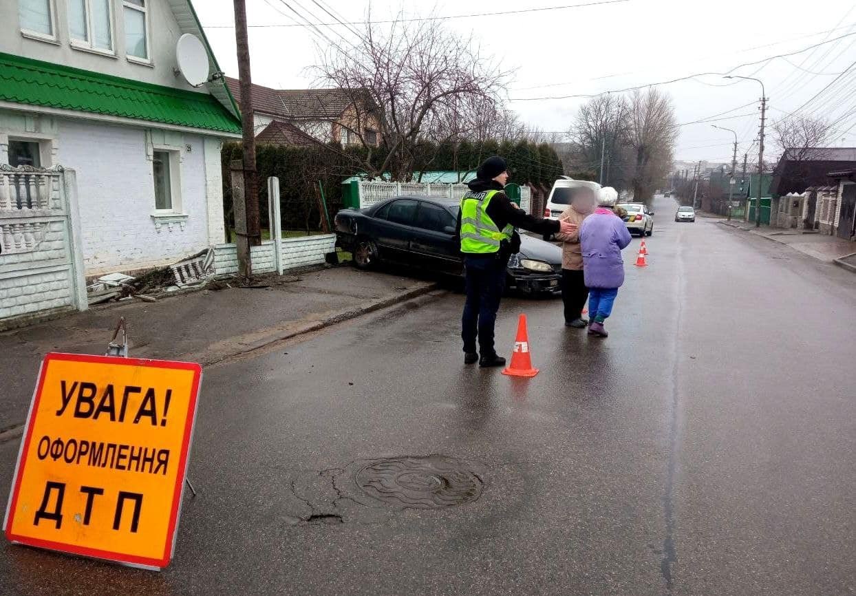 На Київщині Opel не зміг загальмувати та збив 14-річну дитину на тротуарі 2