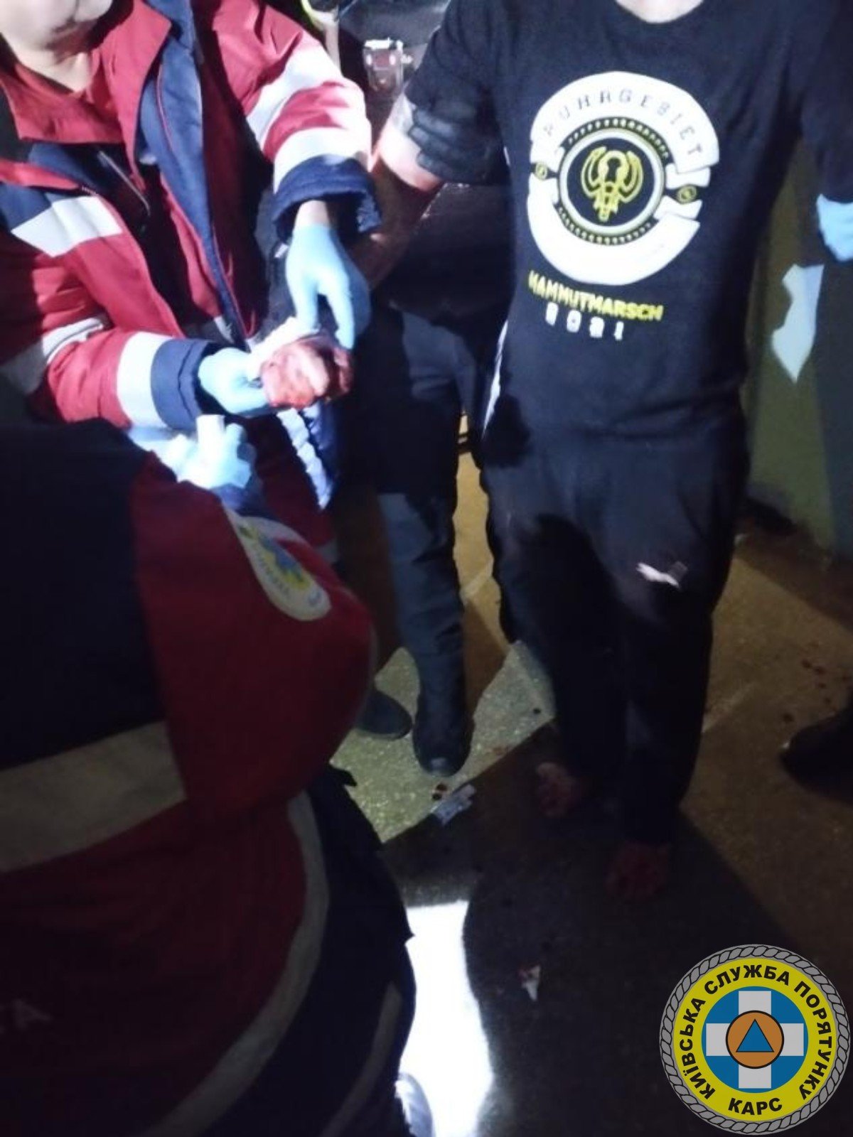 У Києві чоловік руками розбив вікно квартири і намагався покінчити життя самогубством 1