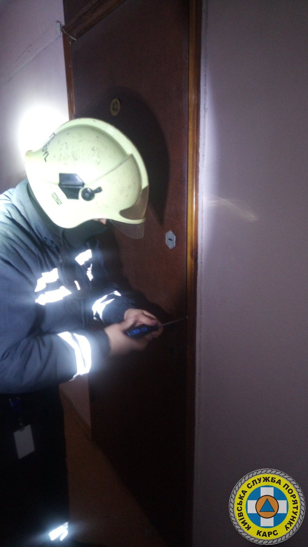 У Києві чоловік руками розбив вікно квартири і намагався покінчити життя самогубством 2