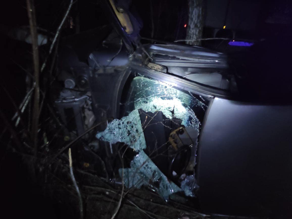 На Київщині Opel вилетів з траси у дерево: загинули двоє чоловіків 1
