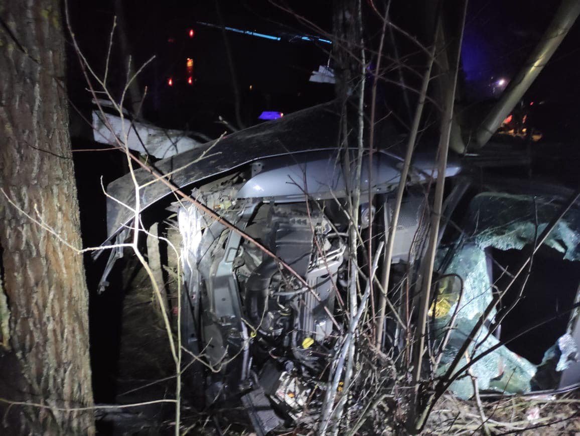 На Київщині Opel вилетів з траси у дерево: загинули двоє чоловіків 3