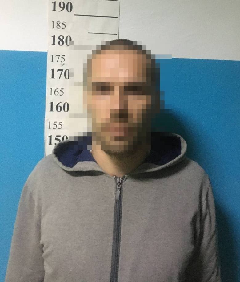 Мало не вбив власних батьків: у Києві чоловік ножем забивав батько та матір 2