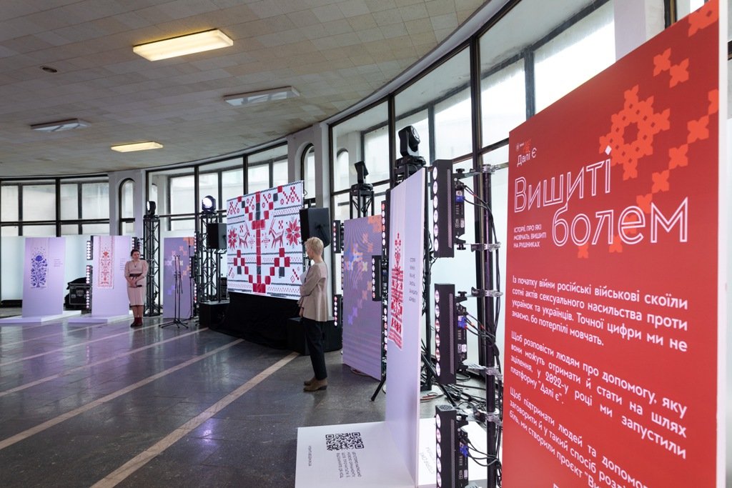 Вишиті болем: у Києві стартував мистецький проєкт на підтримку людей, котрі пережили сексуальне насильство під час війни 4