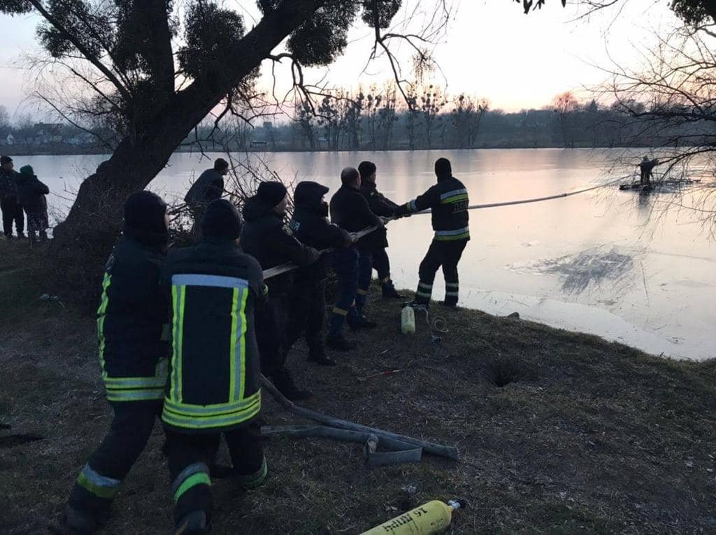 На Київщині двое дітей ледь не загинули на крижаній річці: як вони опинились у крижаній пастці 3