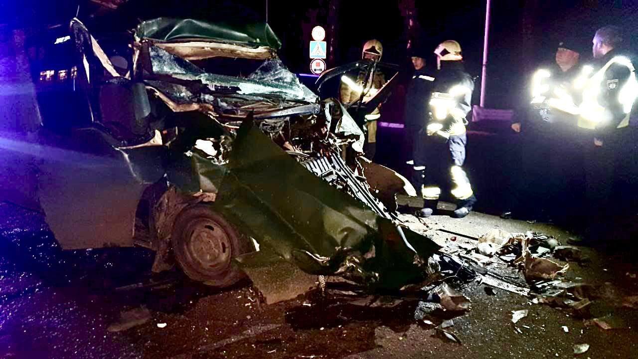 На Київщині Ford влетів під вантажівку: постраждалих забрала швидка 1