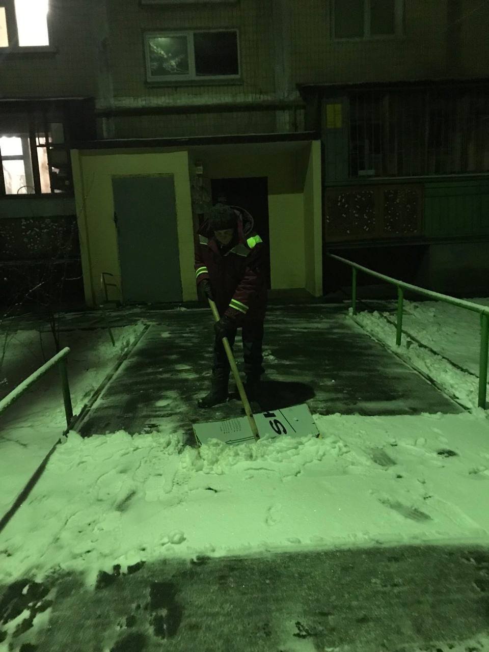 У Києві випав сніг: як місто долає погіршення погодних умов 10